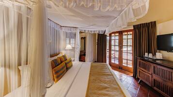 Una habitación de hotel con una cama grande, televisión y vistas al exterior.