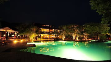 Kolam renang outdoor, dengan kursi berjemur