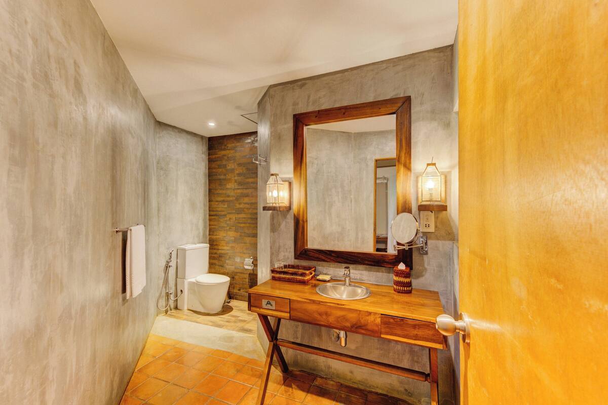 shower, free toiletries, hair dryer, bidet