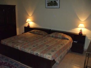 Habitación estándar | Minibar, tabla de planchar con plancha, wifi gratis y ropa de cama 
