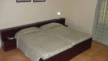 Minibar, iron/ironing board, free WiFi, bed sheets
