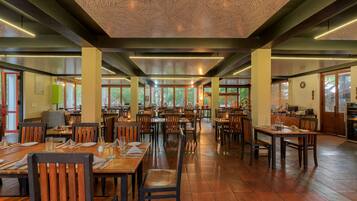 Se sirven desayunos y cocina internacional (con vistas al jardín)