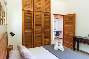 Vila standard, 1 quarto, terraço | 1 quarto, frigobar, cofres nos quartos, individualmente decorados