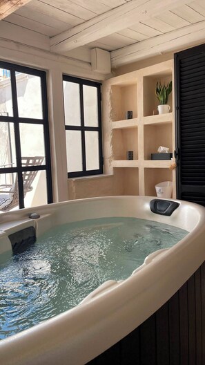 Suite Luxe | Couette en duvet d'oie, surmatelas, coffres-forts dans les chambres