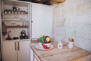 Refrigerador con freezer, placa de cocina, cafetera expreso