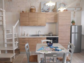 Refrigerador con freezer, placa de cocina, cafetera expreso