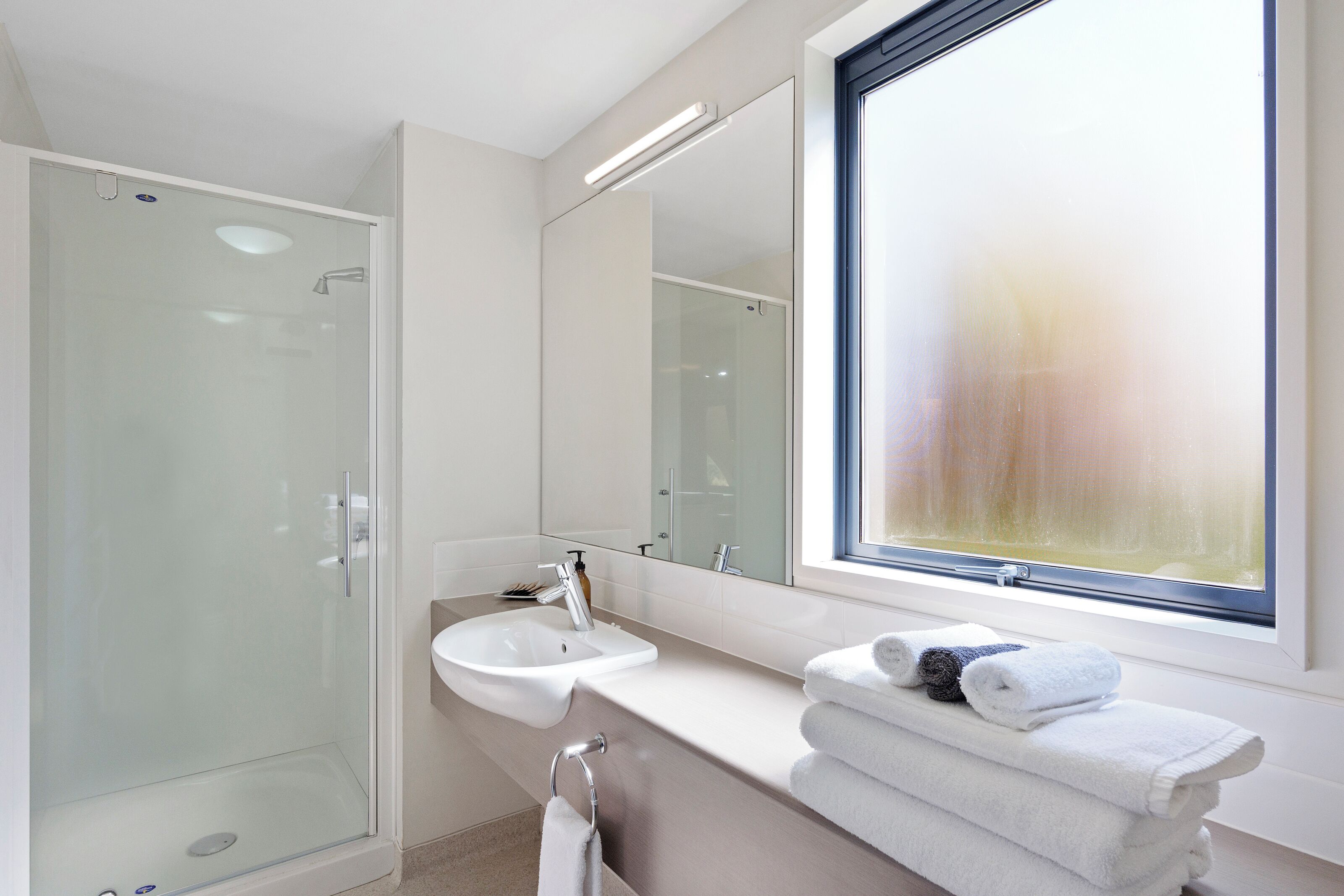 Compact Queen Studio | Bathroom