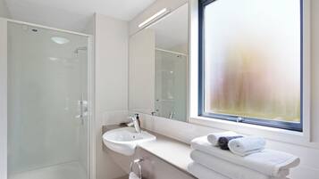 Compact Queen Studio | Bathroom