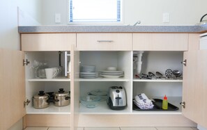 Fridge, microwave, coffee/tea maker, electric kettle - Bella Vista Motel Ashburton (Ashburton)