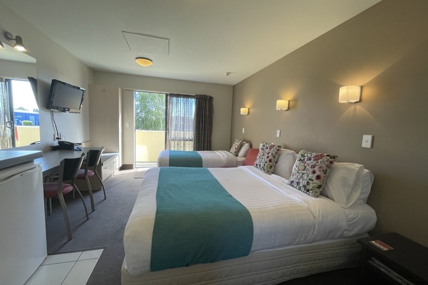 Queen & Single Studio | Desk, soundproofing, iron/ironing board, free WiFi