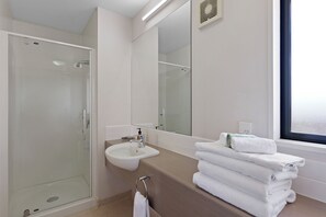 Schreibtisch, schallisolierte Zimmer, Bügeleisen/Bügelbrett