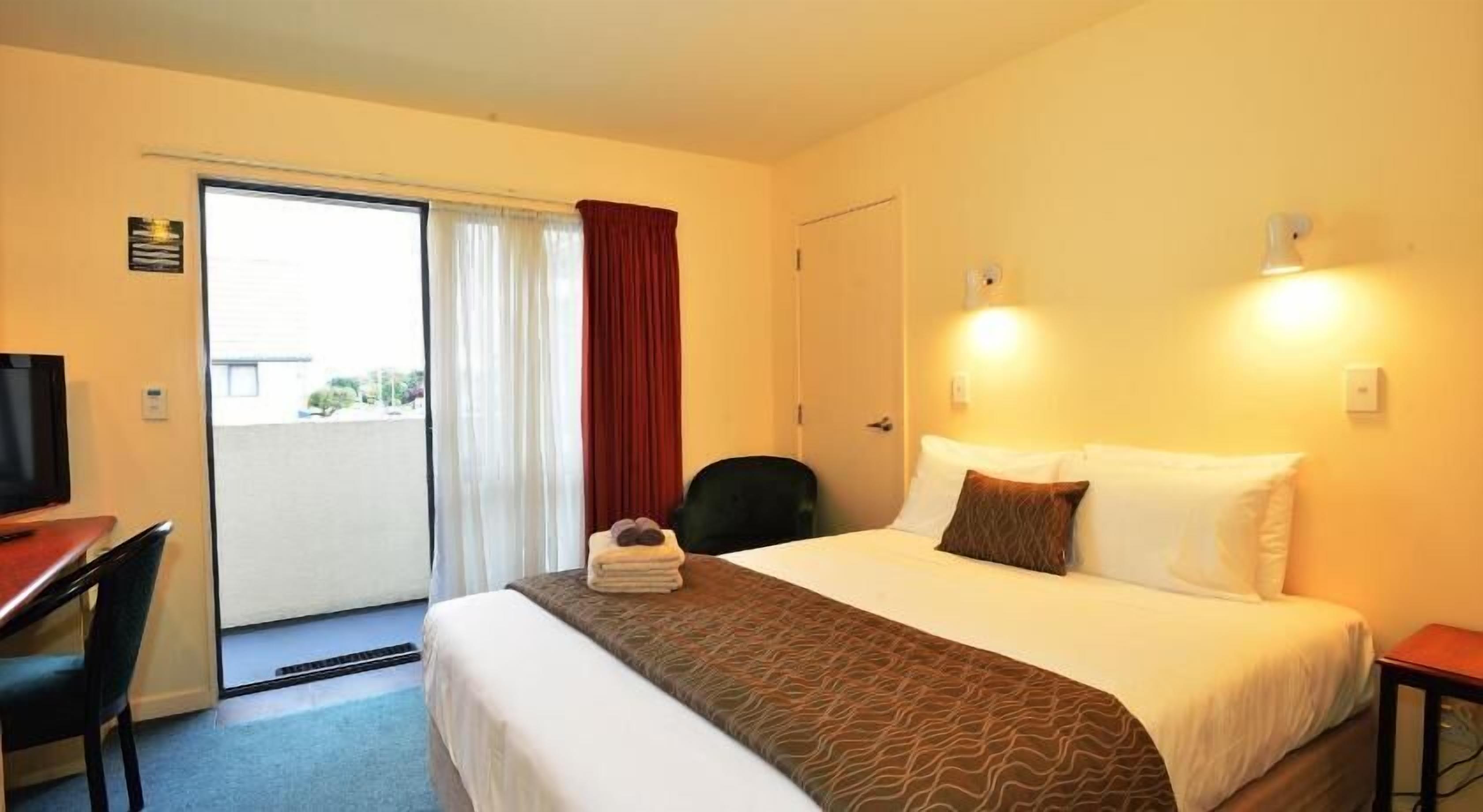 Muebles diferentes, escritorio y espacio para trabajar con laptop 