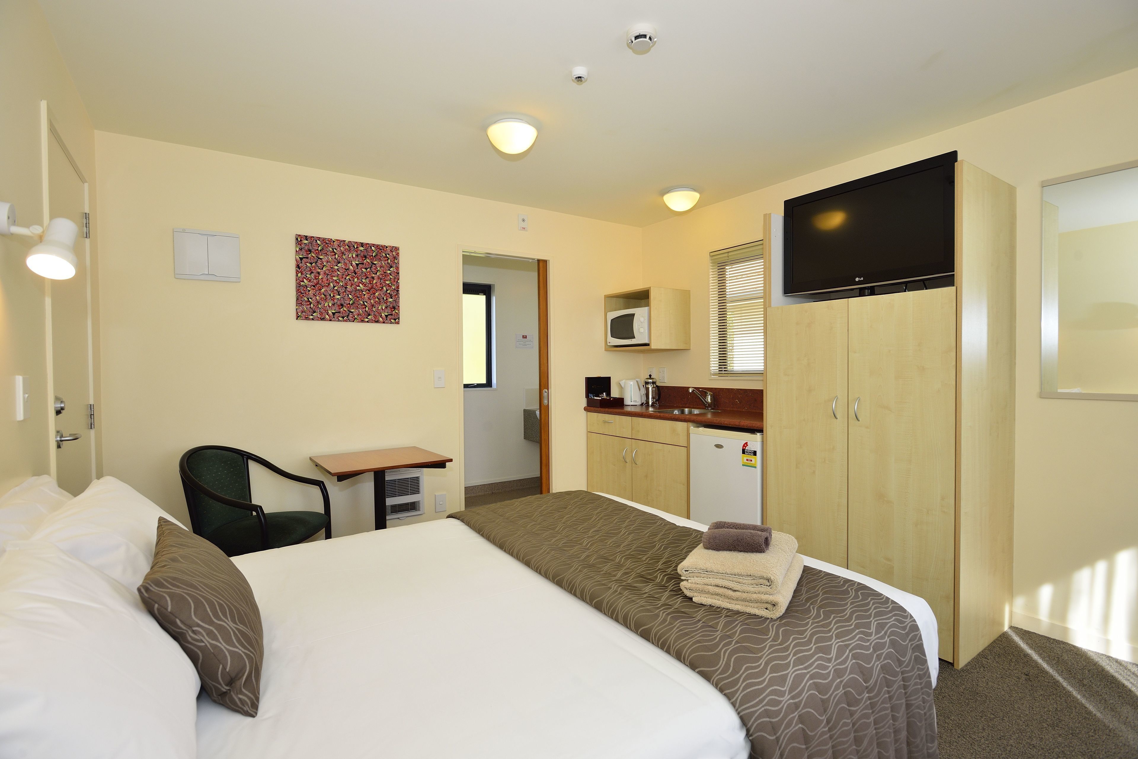 Muebles diferentes, escritorio y espacio para trabajar con laptop 