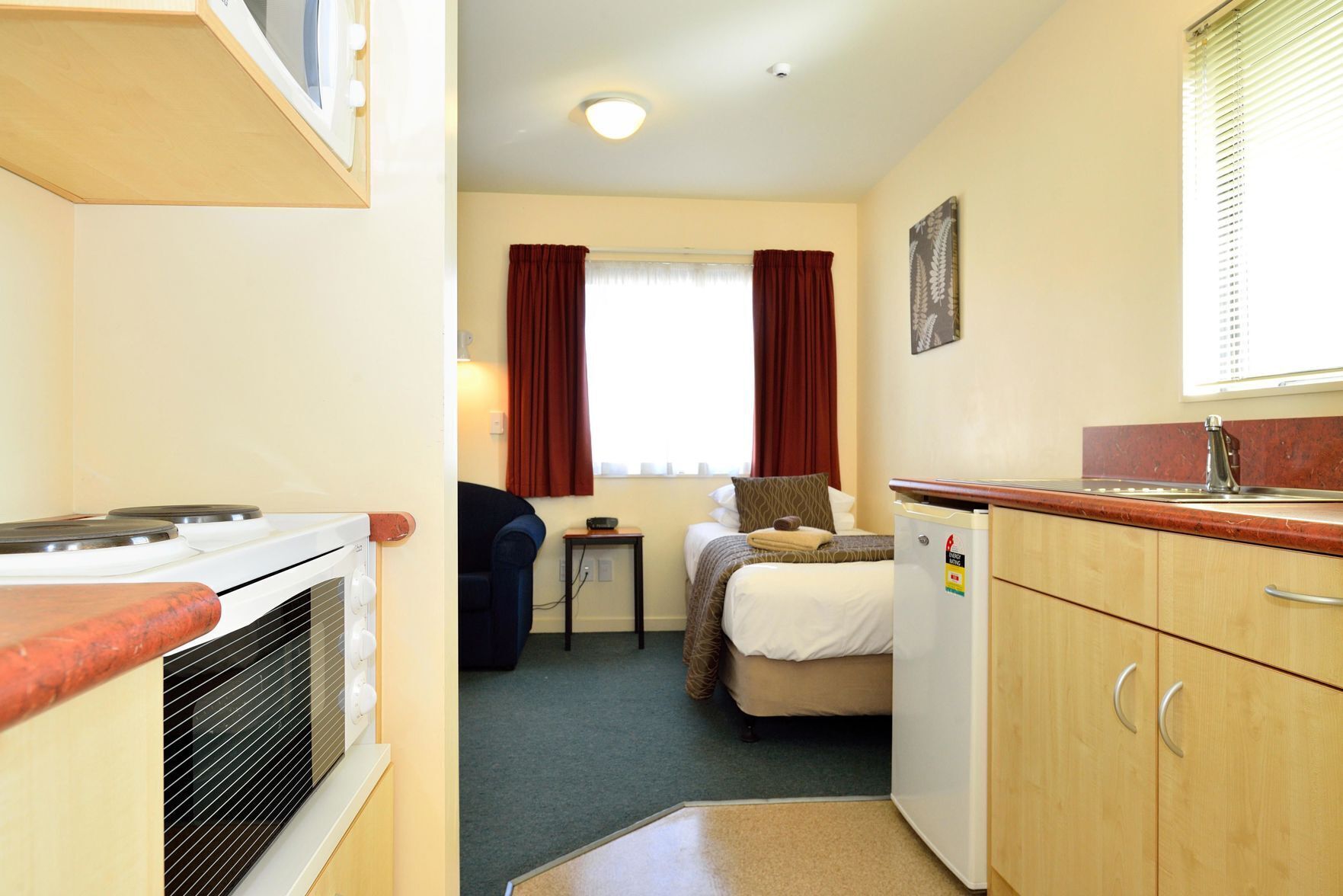 Muebles diferentes, escritorio y espacio para trabajar con laptop 