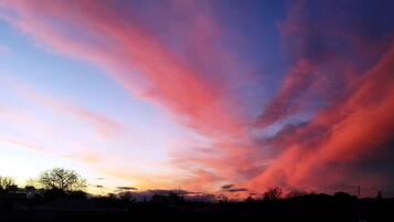 Un atardecer con colores vibrantes en el cielo.