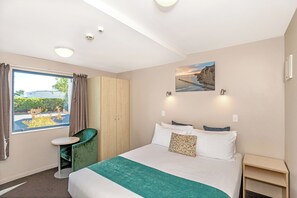 Studio Superior | Unika möbler, skrivbord, arbetsyta för laptop och mörkläggningsgardiner