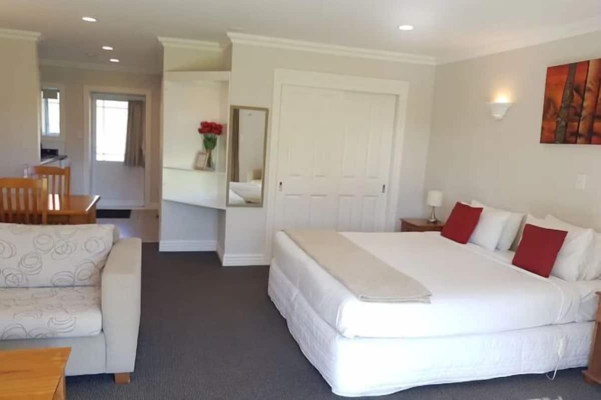 Luxe beddengoed, bedden met traagschuimmatras, individueel gedecoreerd