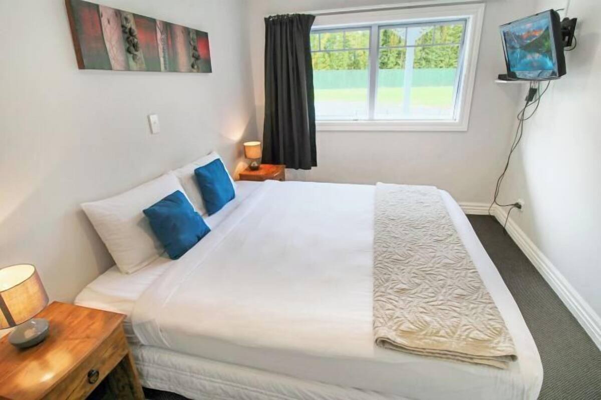 Bộ đồ giường cao cấp, nệm cao su hoạt tính (memory foam), bàn 
