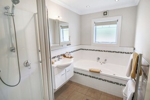Superior Suite, 1 Bedroom, Jetted Tub, Garden View | Bathroom - Kerikeri Park Lodge (Kerikeri)