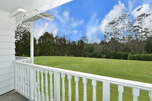 Studio Premium, bain à remous, vue jardin | Vue de la chambre