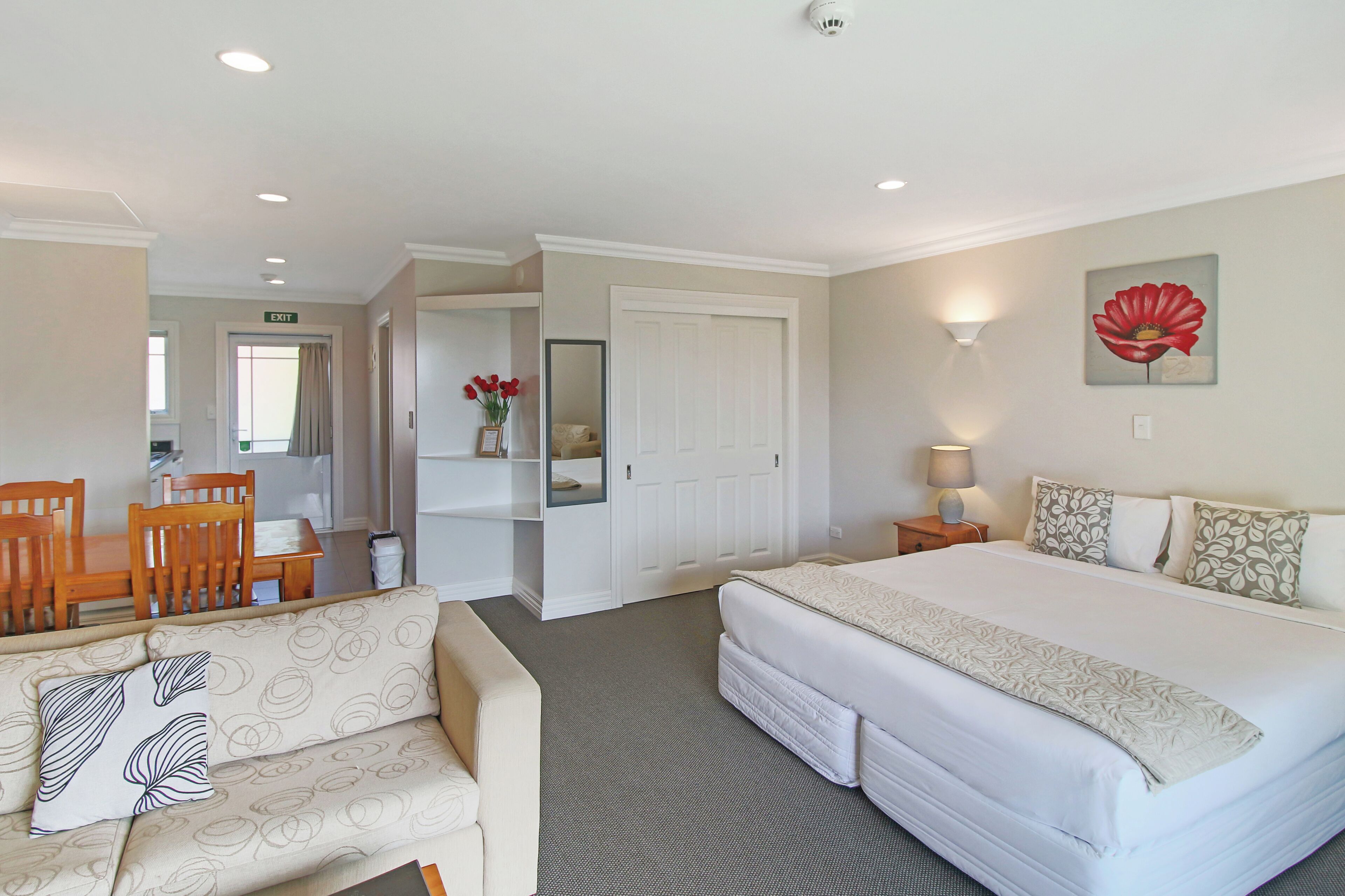 Premium Studio, Jetted Tub, Garden View | Premium bedding, memory foam beds, individually decorated