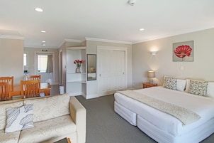Premium Studio, Jetted Tub, Garden View | Premium bedding, memory foam beds, desk, laptop workspace