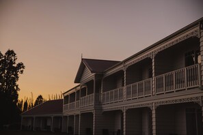 Un immeuble de deux étages doté d’un balcon au dernier étage.