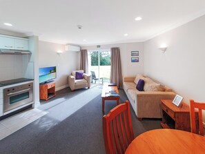 Superior suite, 1 slaapkamer, bubbelbad, uitzicht op tuin | Woonruimte | Een 40-inch televisie met kabelzenders