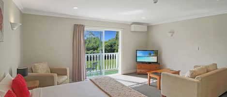 Deluxe Studio, Jetted Tub, Garden View | Premium bedding, memory foam beds, individually decorated