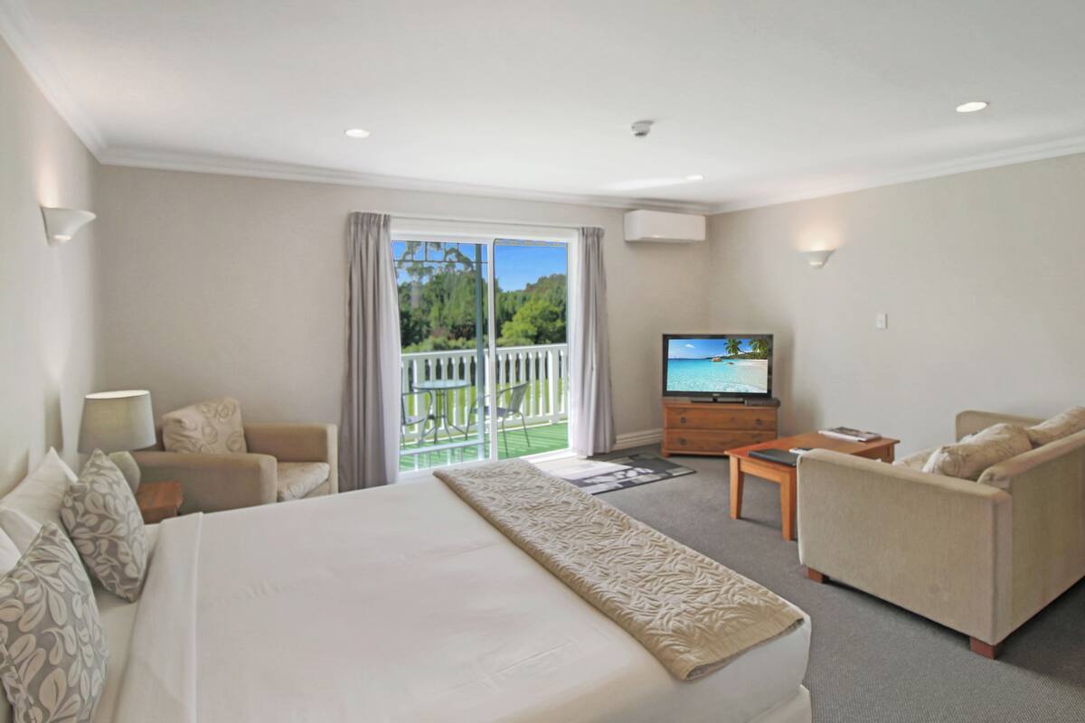 Studio Premium, bồn tắm thủy lực, quang cảnh vườn | Bộ đồ giường cao cấp, nệm cao su hoạt tính (memory foam), bàn 