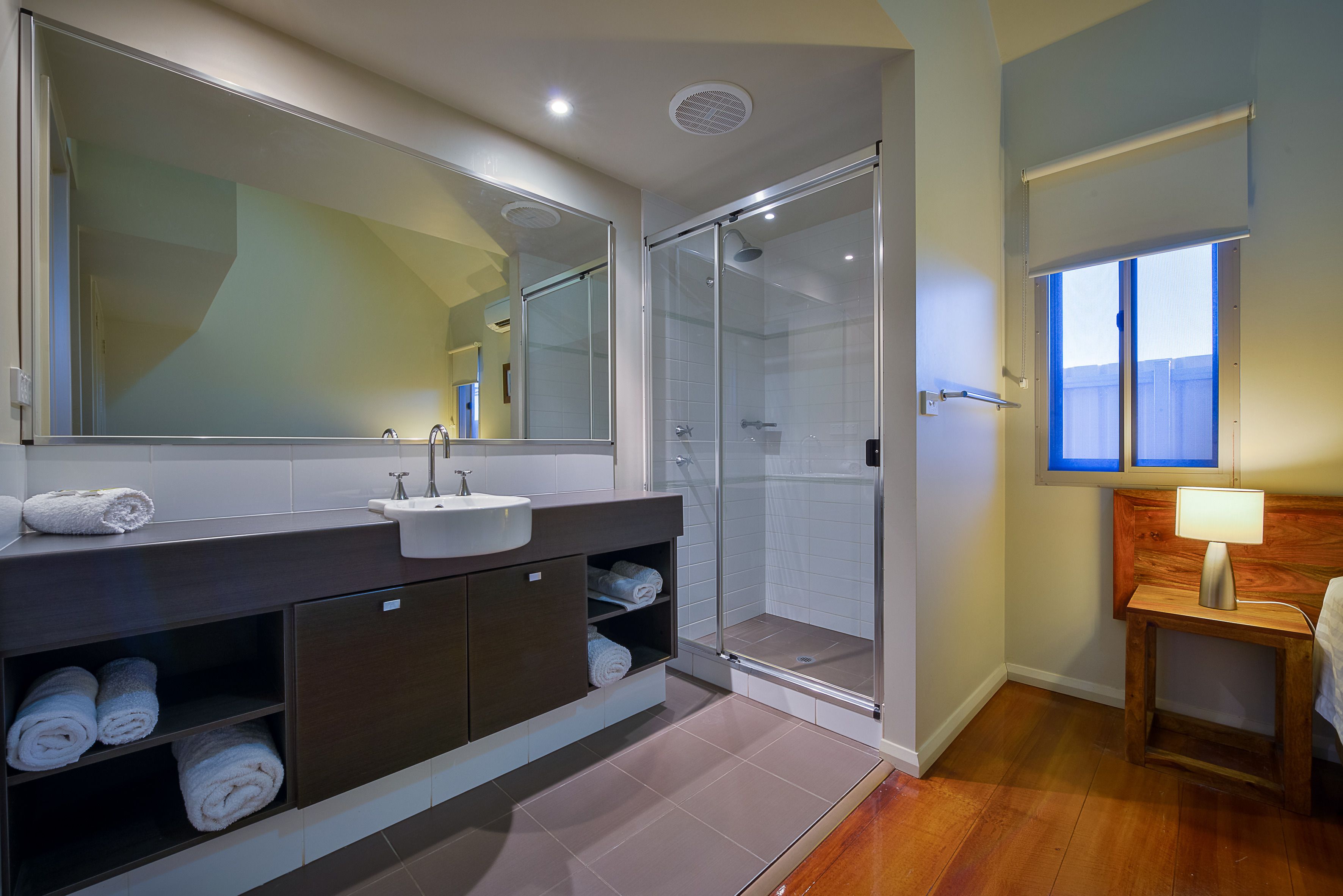 Deluxe-Villa | Badezimmer | Dusche, Haartrockner, Handtücher, Toilettenpapier