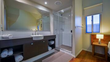 Deluxe-Villa | Badezimmer | Dusche, Haartrockner, Handtücher, Toilettenpapier