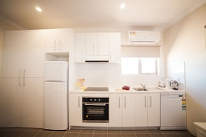 Apartment, 2 Bedrooms | Private kitchen