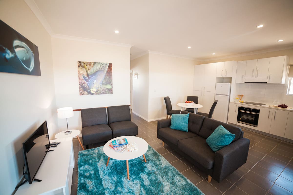 Appartement, 2 slaapkamers | Woonkamer | Een flatscreentelevisie en een dvd-speler
