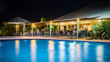 Petit-déjeuner servi sur place, vue sur la piscine 