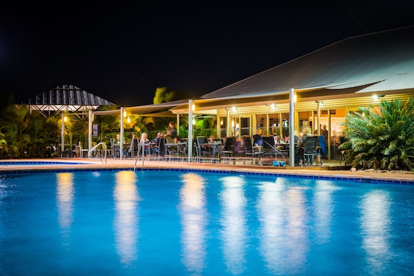 Breakfast served, seafood, pool views