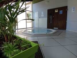 Bañera de hidromasaje interior