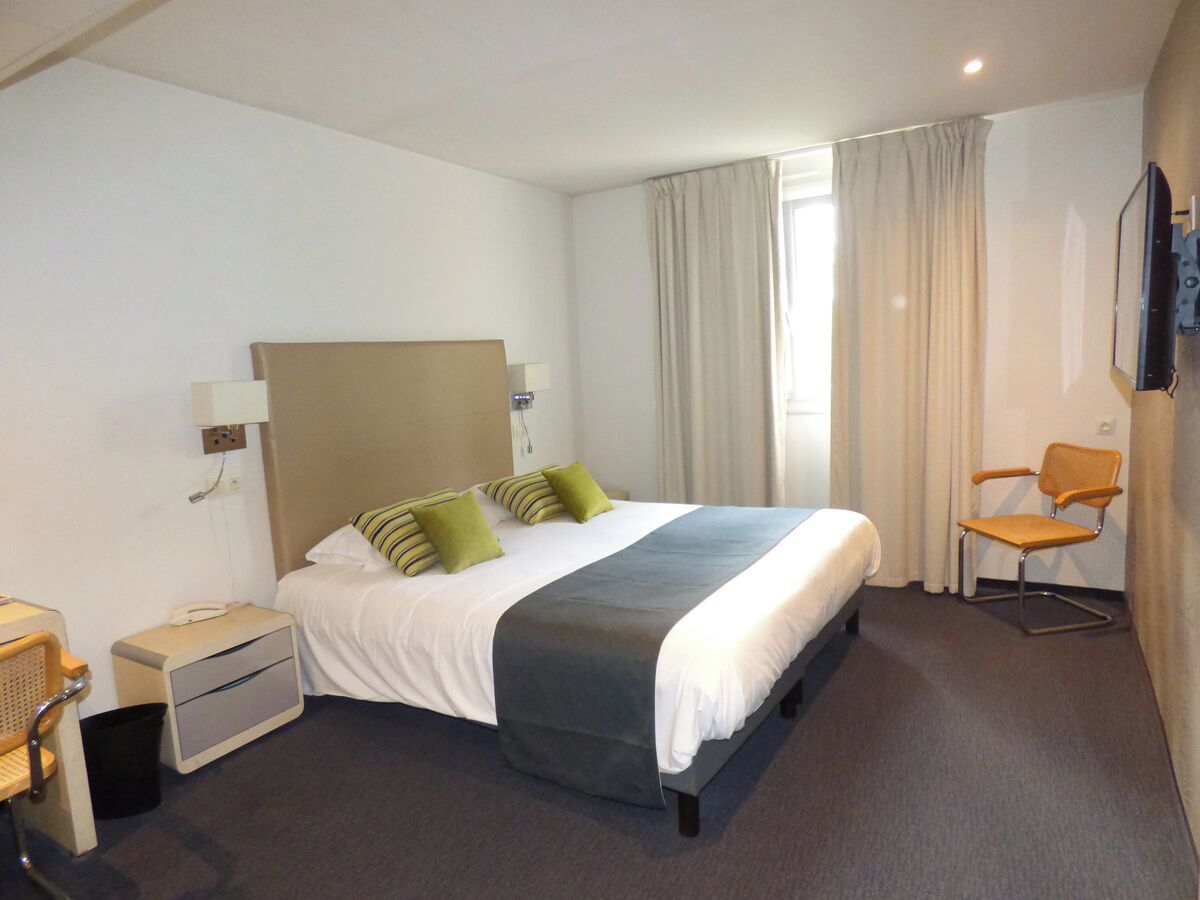 Standard Double Room | Desk, blackout curtains, soundproofing, iron/ironing board