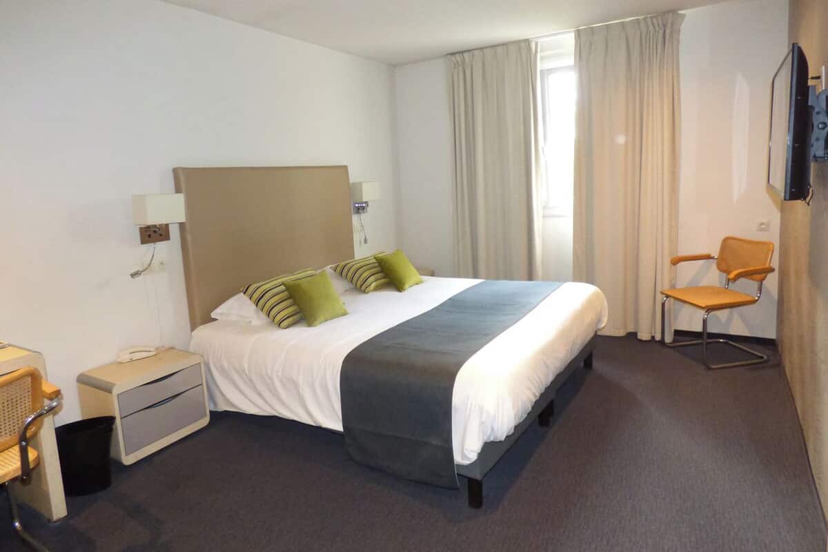 Standard Double Room | Desk, blackout curtains, soundproofing, iron/ironing board