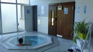Indoor spa tub