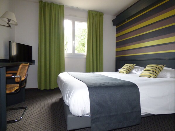 Double Room | Desk, blackout curtains, soundproofing, iron/ironing board - Brit Hotel Confort Villefranche de Rouergue (Villefranche-de-Rouergue)