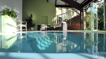 Piscine extérieure (ouverte en saison), chaises longues