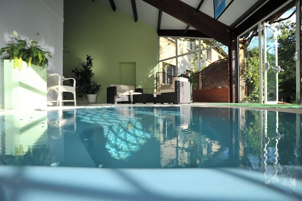 Una piscina al aire libre de temporada, sillones reclinables de piscina