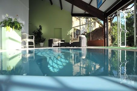 Seasonal outdoor pool, open noon to 8:00 PM, sun loungers. Brit Hotel Confort Villefranche de Rouergue