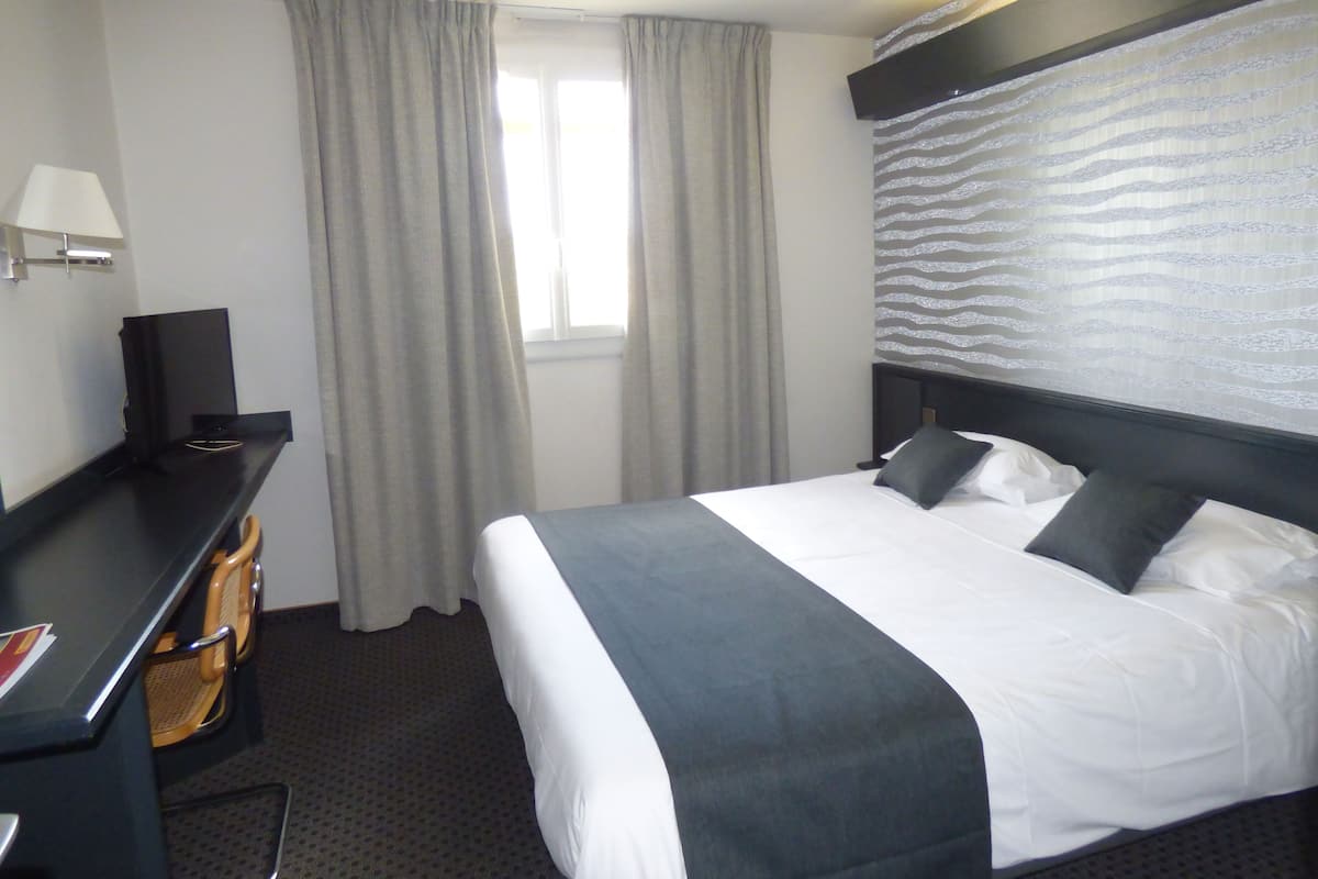 Double Room | Desk, blackout drapes, soundproofing, iron/ironing board