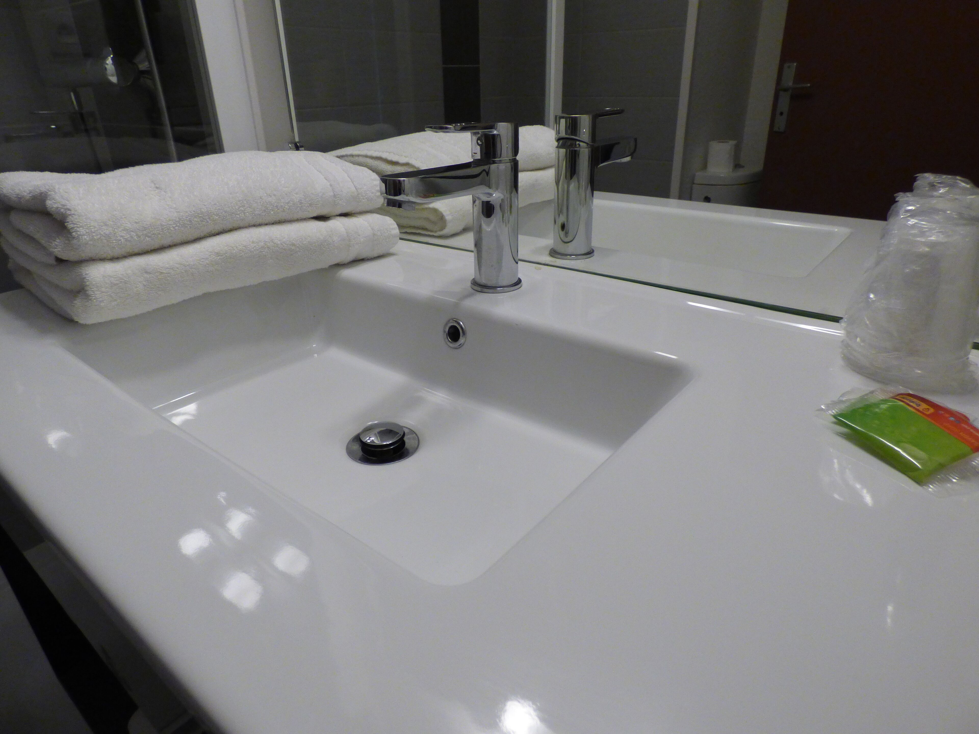 standard room, 2 single beds | bathroom | hair dryer, towels