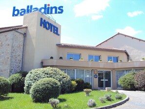 Property entrance - inspiration by balladins Villefranche-de-Rouergue (Villefranche-de-Rouergue)