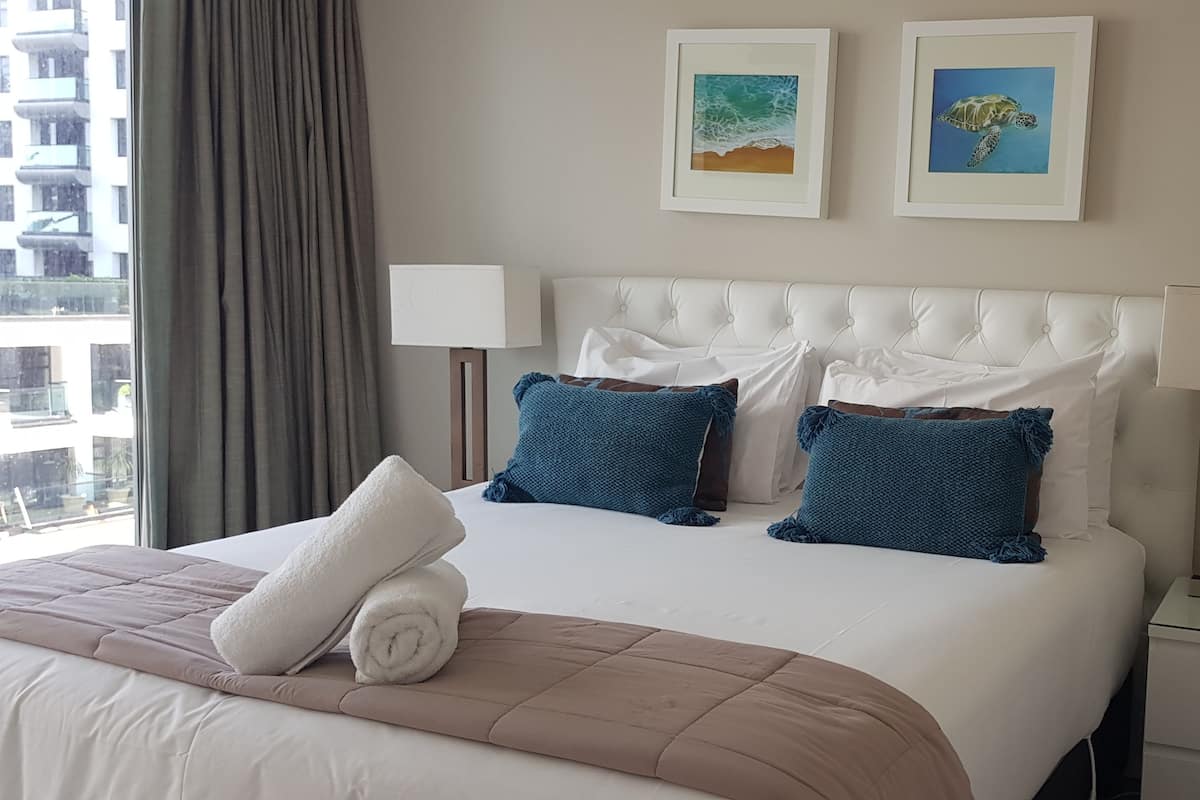 1 habitación, muebles diferentes y tabla de planchar con plancha