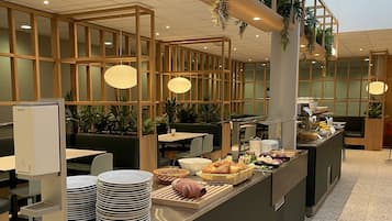 Bữa sáng kiểu Âu hàng ngày (75 DKK/mỗi người)
