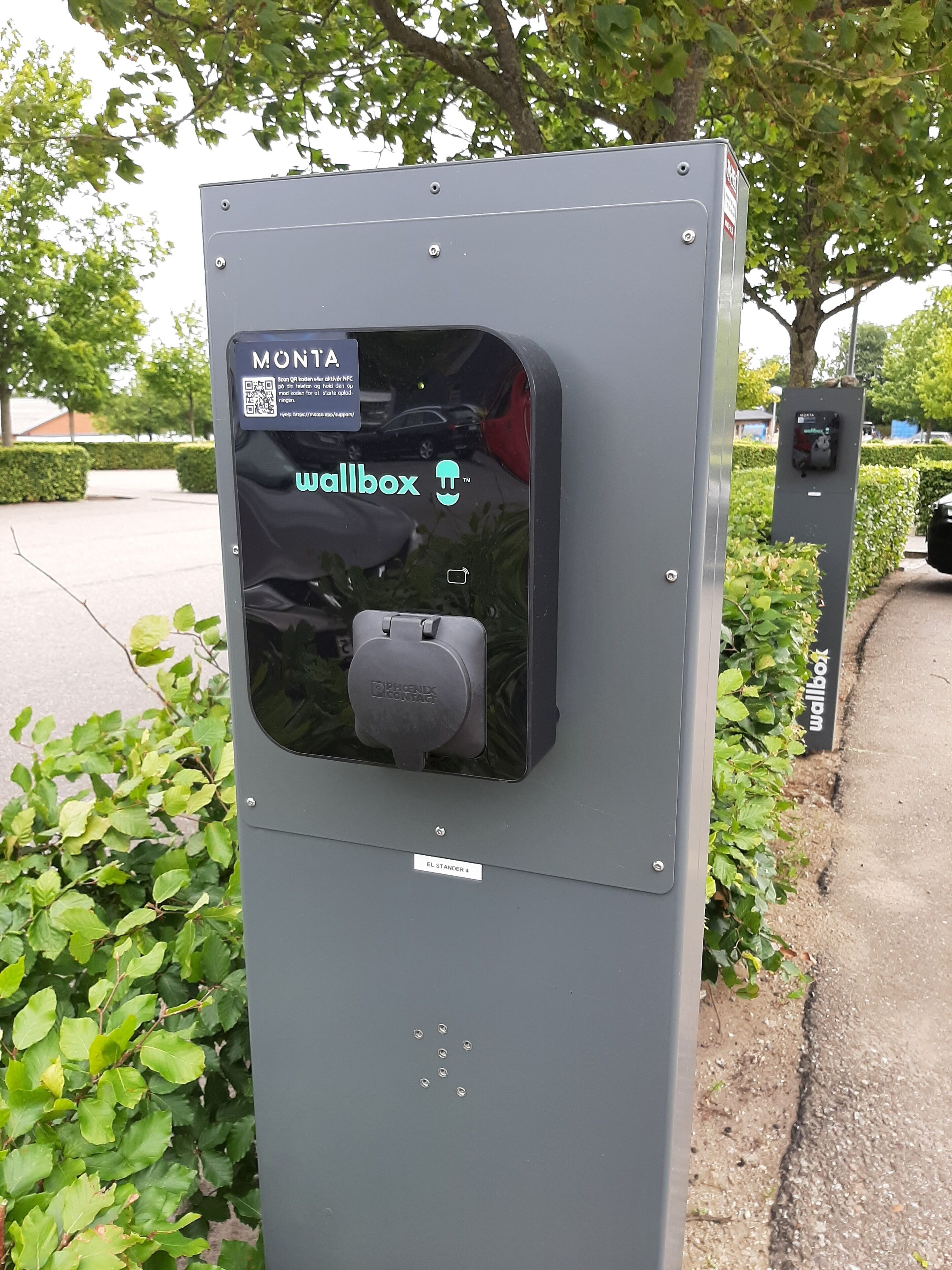 Caixa cinzenta de serviços com a etiqueta 'wellbox' e um código QR.